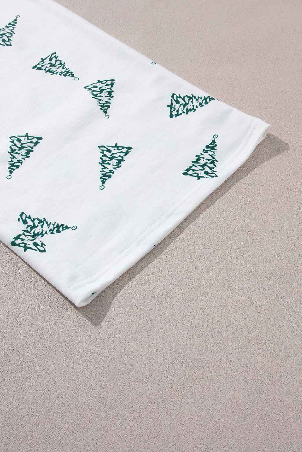 Green Christmas Tree Print Tee & White Pants Loungewear Set